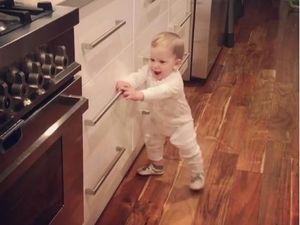 Gemas! Ekspresi Kesal Bayi 9 Bulan Saat Tak Bisa Buka Laci Dapur