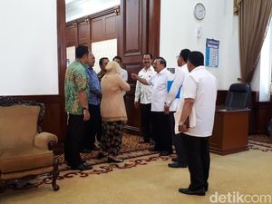 Risma Tiba-tiba Temui Gubernur Soekarwo di Grahadi, Ada Apa?