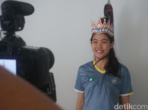 Kala Pebulutangkis Asing Jajal Blangkon dan Mahkota Wayang