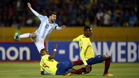 Messi kembali membobol gawang Ekuador untuk mencetak gol keduanya, sekaligus membawa Argentina berbalik unggul di menit ke-19. (Foto: Edgard Garrido/REUTERS)