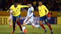 Messi mencetak gol ketiganya di menit ke-62 kendatipun berada di bawah tekanan Robert Arboleda dan Jefferson Intriago. (Foto: Henry Romero/Reuters)