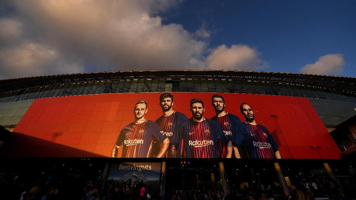 Barcelona kabarnya akan memangkas gaji pemain dan karyawannya lagi. (Foto: David Ramos/Getty Images)