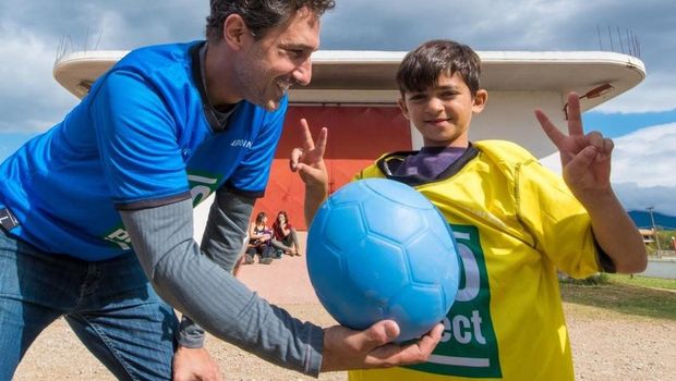 Ethan Zohn yaitu mantan pemain sepak bola profesional di Afrika