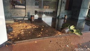 Batu, Kaca, Pecahan Pot Sisa Penyerangan Berserakan di Kemendagri