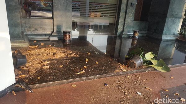 Batu, Kaca, Pecahan Pot Sisa Penyerangan Berserakan di Kemendagri