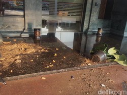Kemendagri Diserang, Dirjen Politik Kena Batu dan Mobilnya Hancur