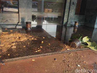Batu, Kaca, Pecahan Pot Sisa Penyerangan Berserakan di Kemendagri