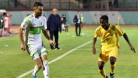 Riyad Mahrez (Aljazair). Masih ada satu laga tersisa di fase kualifikasi, tapi Aljazair sudah dipastikan kandas dan bahkan cuma jadi juru kunci grup. Mahrez pun tak punya kans tampil di pesta sepakbola sedunia seperti tahun 2014 lalu. (Foto: RYAD KRAMDI/AFP PHOTO)