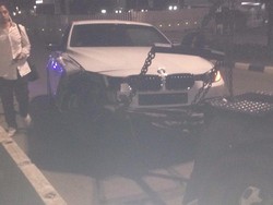 BMW Tabrak Separator Busway Tadi Pagi, Bodi Depan Ringsek