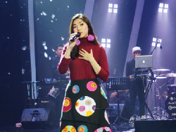 Pakai Turtleneck hingga Hoodie, Stylish-nya Isyana Saat Konser