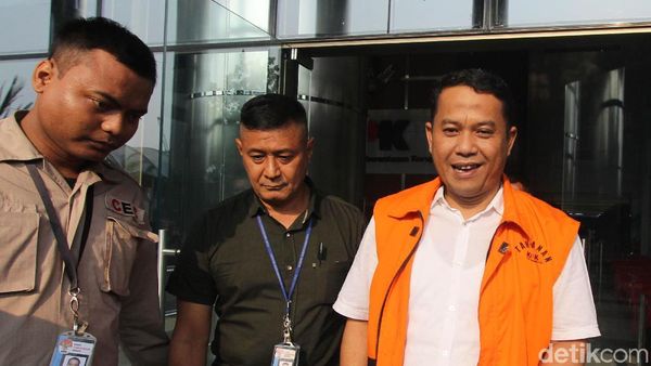 Senyum Wali Kota Cilegon Usai Diperiksa KPK