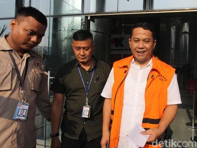 Senyum Wali Kota Cilegon Usai Diperiksa KPK
