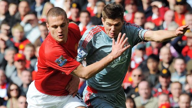 Manchester United's Serbian defender Nemanja Vidic (L) challenges Liverpool's English midfielder Steven Gerrard during their English Premier League football match at Old Trafford in Manchester, north west England on March 14, 2009. AFP PHOTO/ANDREW YATES - FOR EDITORIAL USE ONLY Additional licence required for any commercial/promotional use or use on TV or internet (except identical online version of newspaper) of Premier League/Football League photos. Tel DataCo +44 207 2981656. Do not alter/modify photo. / AFP PHOTO / ANDREW YATES