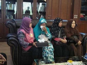 Ikut ke DPR, Kakak Jonru Ginting Menangis Saat Mengadu ke Fadli Zon Ikut ke DPR, Kakak Jonru Ginting Menangis Saat Mengadu ke Fadli Zon