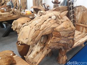 Pria Ini Raup Omzet Hingga Rp 300 Juta/Bulan dari Kerajinan Kayu