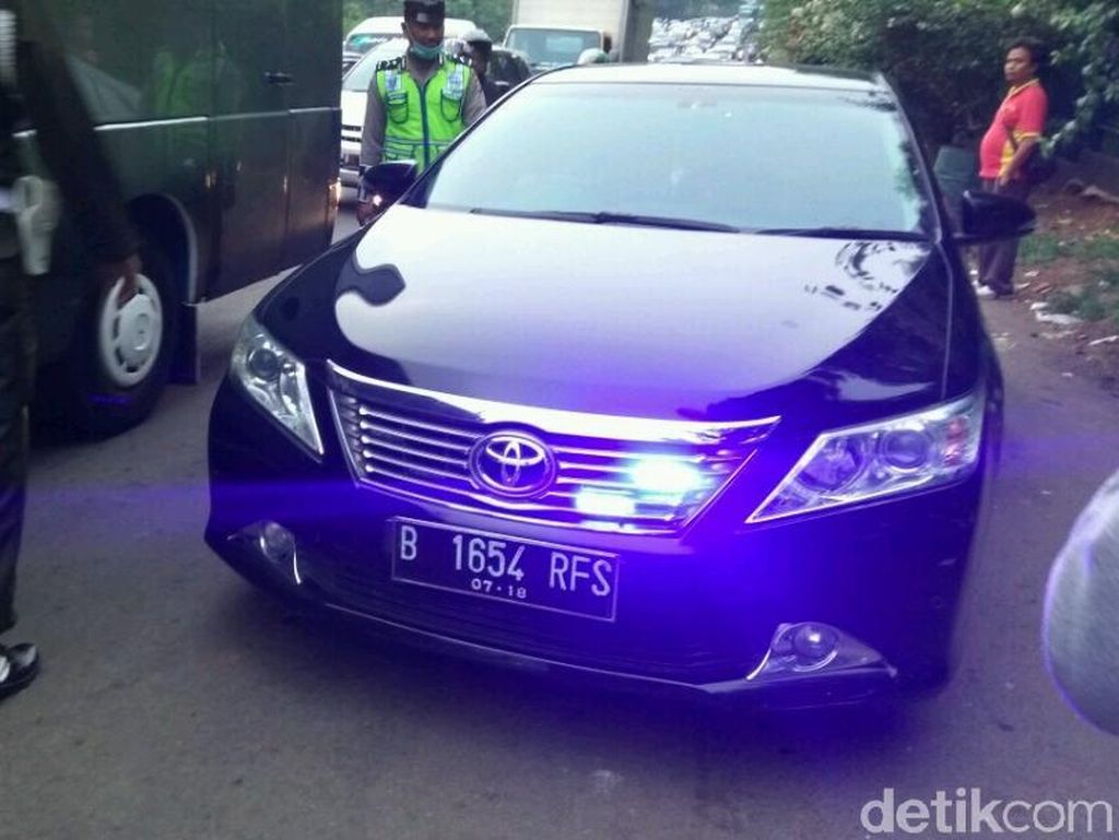 Catat Nih, Mobil Pejabat RFS, RFP Cs Itu Juga Haram Pakai Strobo-Sirine Catat Nih, Mobil Pejabat RFS, RFP Cs Itu Juga Haram Pakai Strobo-Sirine