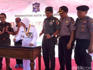 Resmikan Lapangan Thor, Risma Ingin Surabaya Punya Atlet Nasional Resmikan Lapangan Thor, Risma Ingin Surabaya Punya Atlet Nasional