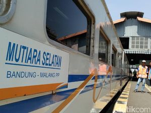 Evakuasi KA BBM Anjlok 5 Jam, Perjalanan Kereta Kembali Normal