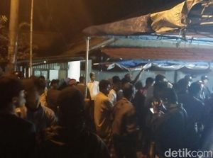 Suasana Haru di Rumah Duka Suporter Persita yang Tewas