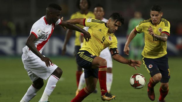 Radamel Falcao (tengah) tidak bermain di Piala Dunia 2014 karena cedera lutut.
