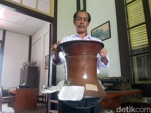 Pedang Jawara dan Dandang Kuno di Museum Pegadaian Pedang Jawara dan Dandang Kuno di Museum Pegadaian