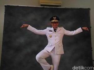 Fitting Baju Dinas, Sandiaga Pamer Jurus Bangau Terbang