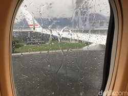 Hujan Deras Iringi Keberangkatan Jokowi ke Palembang