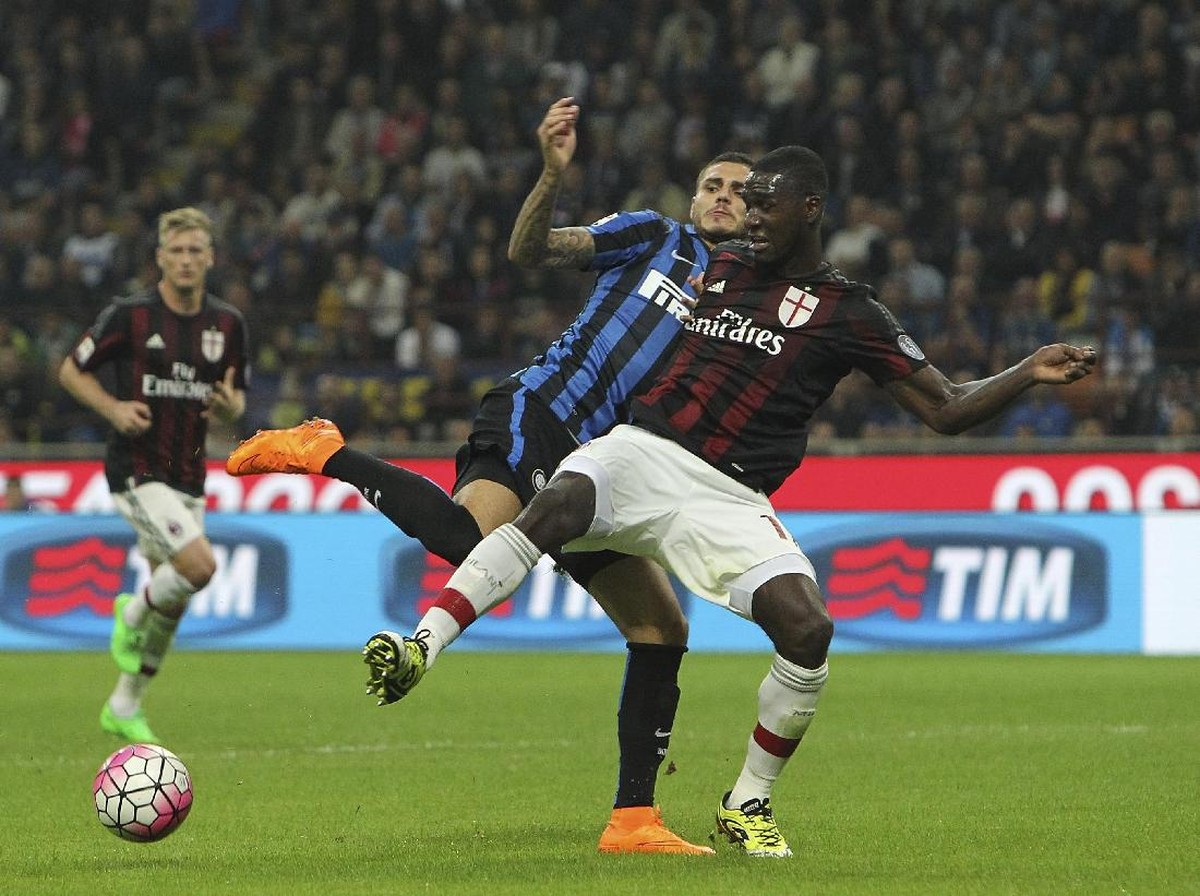 Mauro Icardi dan Cristian Zapata di laga Inter Milan vs AC Milan (Foto: Marco Luzzani/Getty Images)