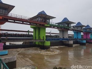 2 Orang Hanyut Saat Bendungan Dikuras di Serang