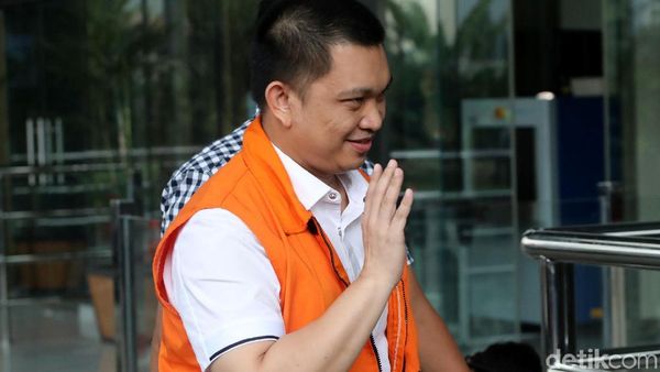 Senyum Semringah Aditya Moha Saat Jalani Pemeriksaan KPK