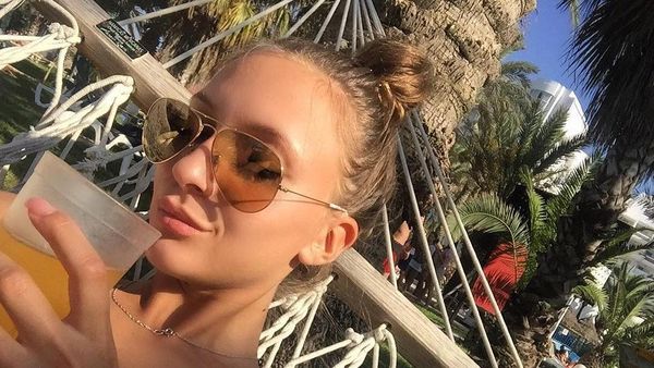 Foto: Gaya Liburan Wasit Cantik Rusia