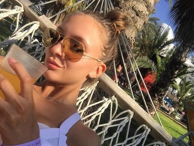 Foto: Gaya Liburan Wasit Cantik Rusia