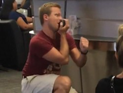 Bosan Delay, Pria Ini Nyanyi Pakai Microphone Staff Bandara