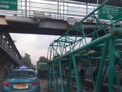 Muatan Truk Kontainer Nyangkut di JPO Pesing Jakbar, Lalin Macet