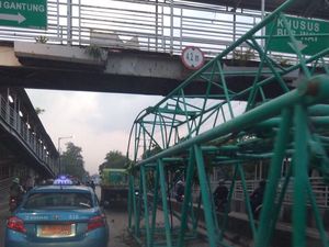 Muatan Truk Kontainer Nyangkut di JPO Pesing Jakbar, Lalin Macet Muatan Truk Kontainer Nyangkut di JPO Pesing Jakbar, Lalin Macet