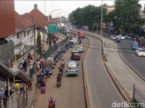 Ngetem Sembarang di Depan Stasiun Jatinegara, Seolah Sudah Biasa