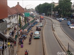 Ngetem Sembarang di Depan Stasiun Jatinegara, Seolah Sudah Biasa