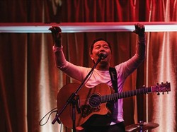 Duet Sandhy Sondoro dengan Alonzo Brata di Mini Concert Malam Biru