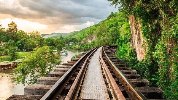 Potret Kini dan Lampau Jalur Kereta Paling Mematikan di Thailand