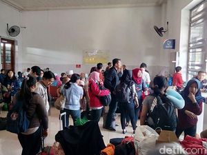 Imbas KA BBM Anjlok, Ratusan Penumpang Dialihkan ke Bus