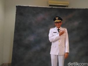 Gaya Bangau Terbang Sandiaga Uno Saat Pemotretan Pakai Baju Wagub