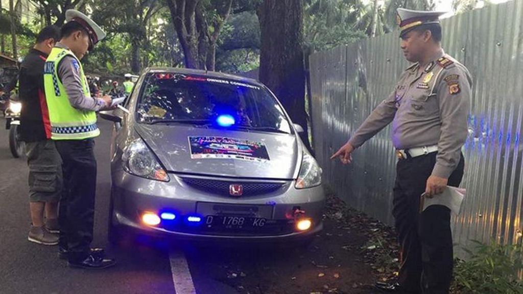 Puluhan Mobil Terjaring Razia Rotator di Jakarta Puluhan Mobil Terjaring Razia Rotator di Jakarta