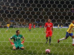 Istri Claudio Bravo Sebut Sejumlah Pemain Chile Datang Latihan dalam Kondisi Mabuk