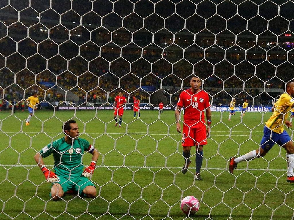 Istri Claudio Bravo Sebut Sejumlah Pemain Chile Datang Latihan dalam Kondisi Mabuk Istri Claudio Bravo Sebut Sejumlah Pemain Chile Datang Latihan dalam Kondisi Mabuk