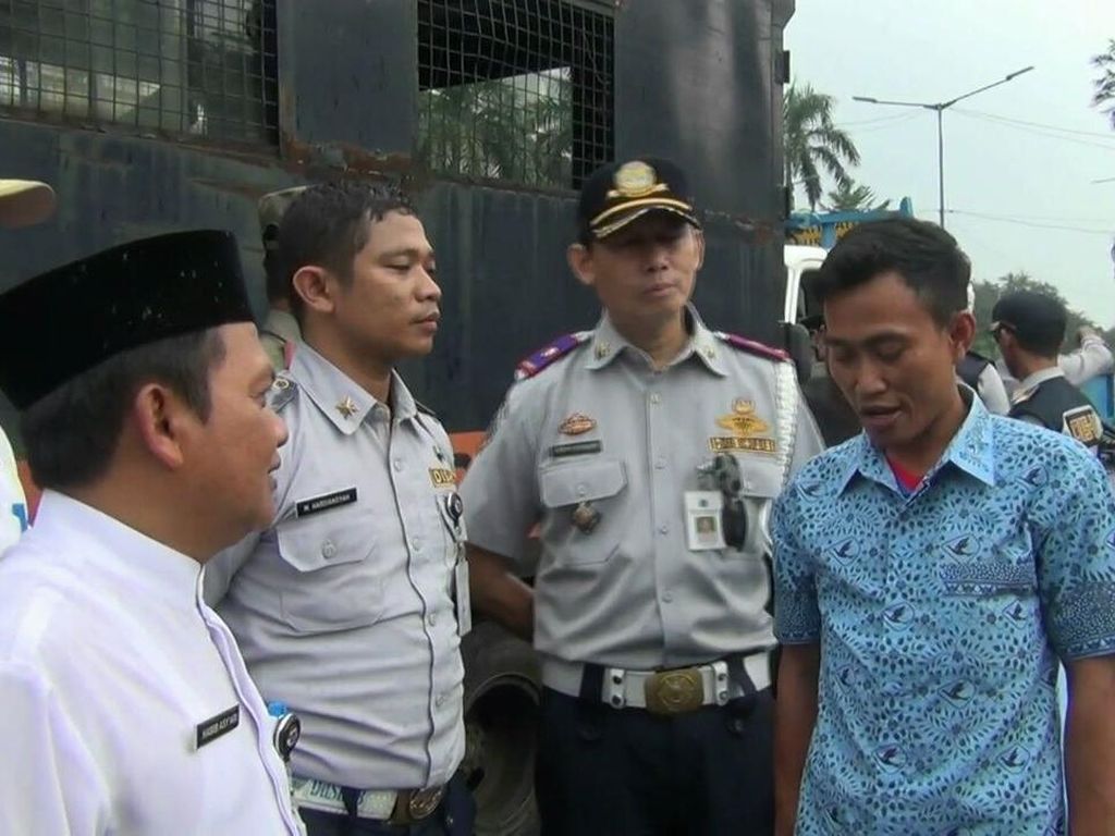 Tangisan-Tak Hafal Pancasila, Begini Penertiban Trotoar di Jaksel Tangisan-Tak Hafal Pancasila, Begini Penertiban Trotoar di Jaksel