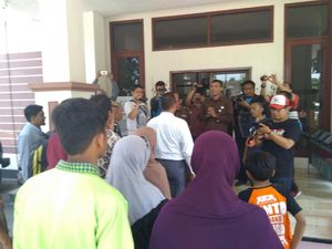 Bapak Anak Menantu Ditahan Karena Curi Kayu, Warga Datangi Kejari