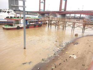 Jorok! Bibir Sungai Musi Berhias Sampah