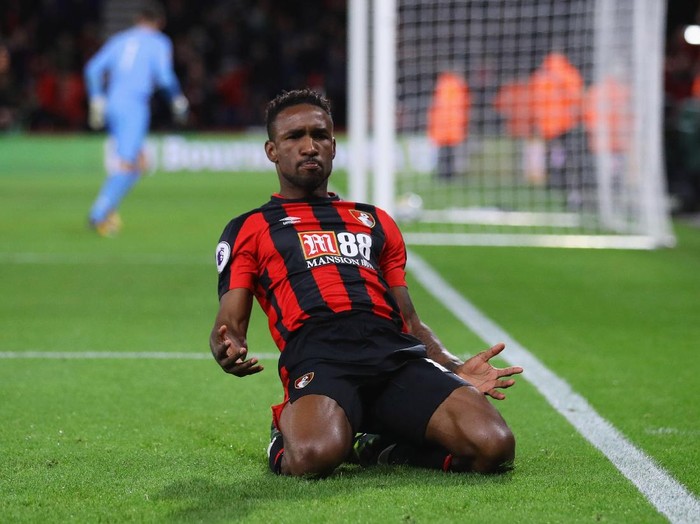 BOURNEMOUTH, ENGLAND - SEPTEMBER 15:  Jermain Defoe of AFC Bournemouth (18) celebrates as he scores their second goal  during the Premier League match between AFC Bournemouth and Brighton and Hove Albion at Vitality Stadium on September 15, 2017 in Bournemouth, England.  (Photo by Dan Istitene/Getty Images)
