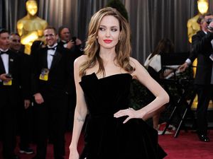 Angelina Jolie Kencan dengan Sineas Kamboja