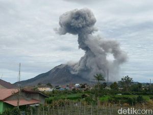 Sinabung Kembali Erupsi, Warga Diminta Menjauh hingga 7 Km